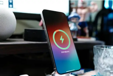 锦州苹果15换屏服务分享用什么充电器给iPhone15充电更好 